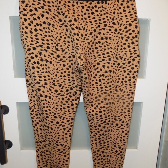 The Little Bum Bums Leopard Mama Jogger Sweatpants in size L for women feature a - Picture 3 of 3